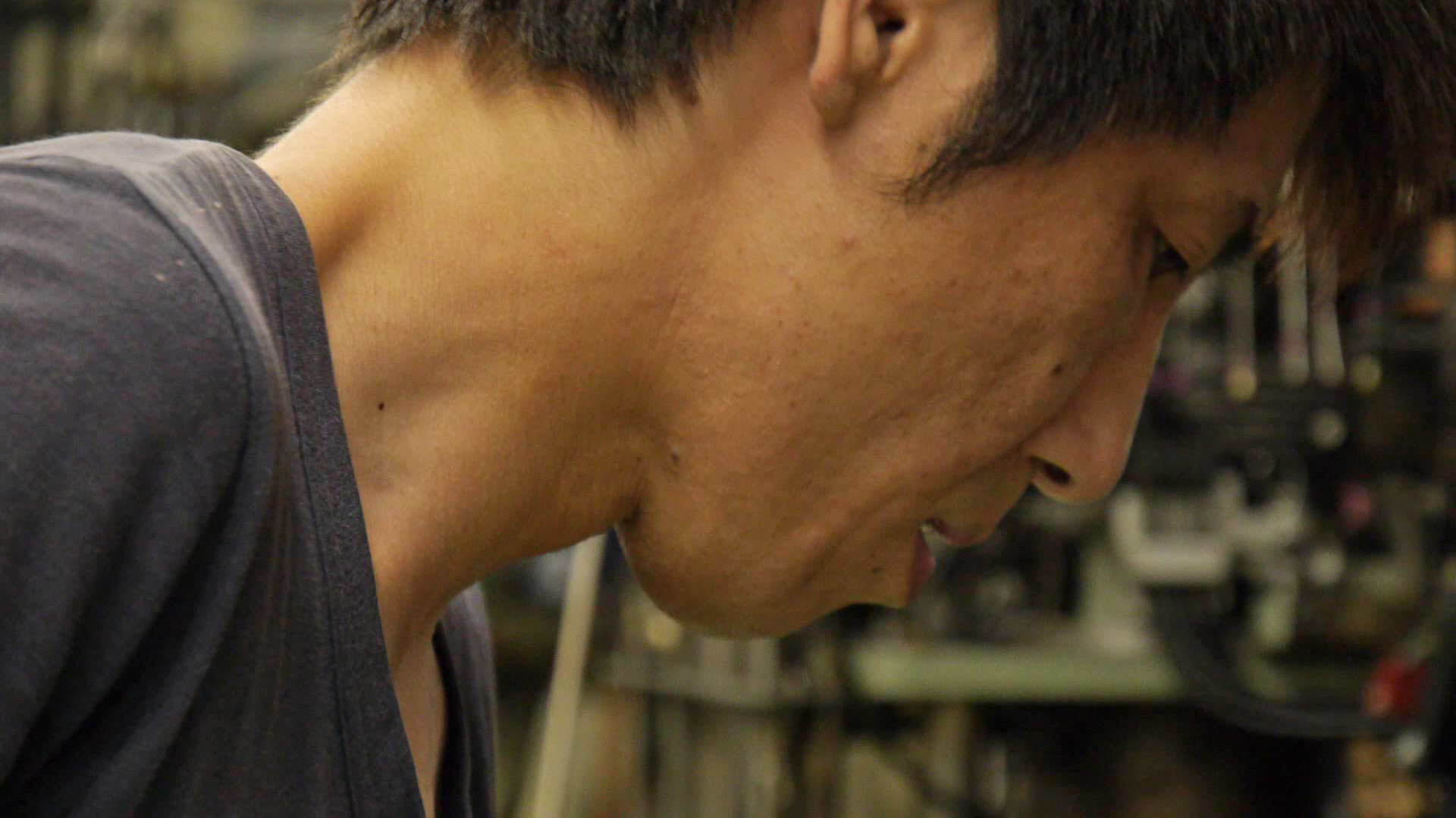 日本製の靴下製造機を管理する職人2